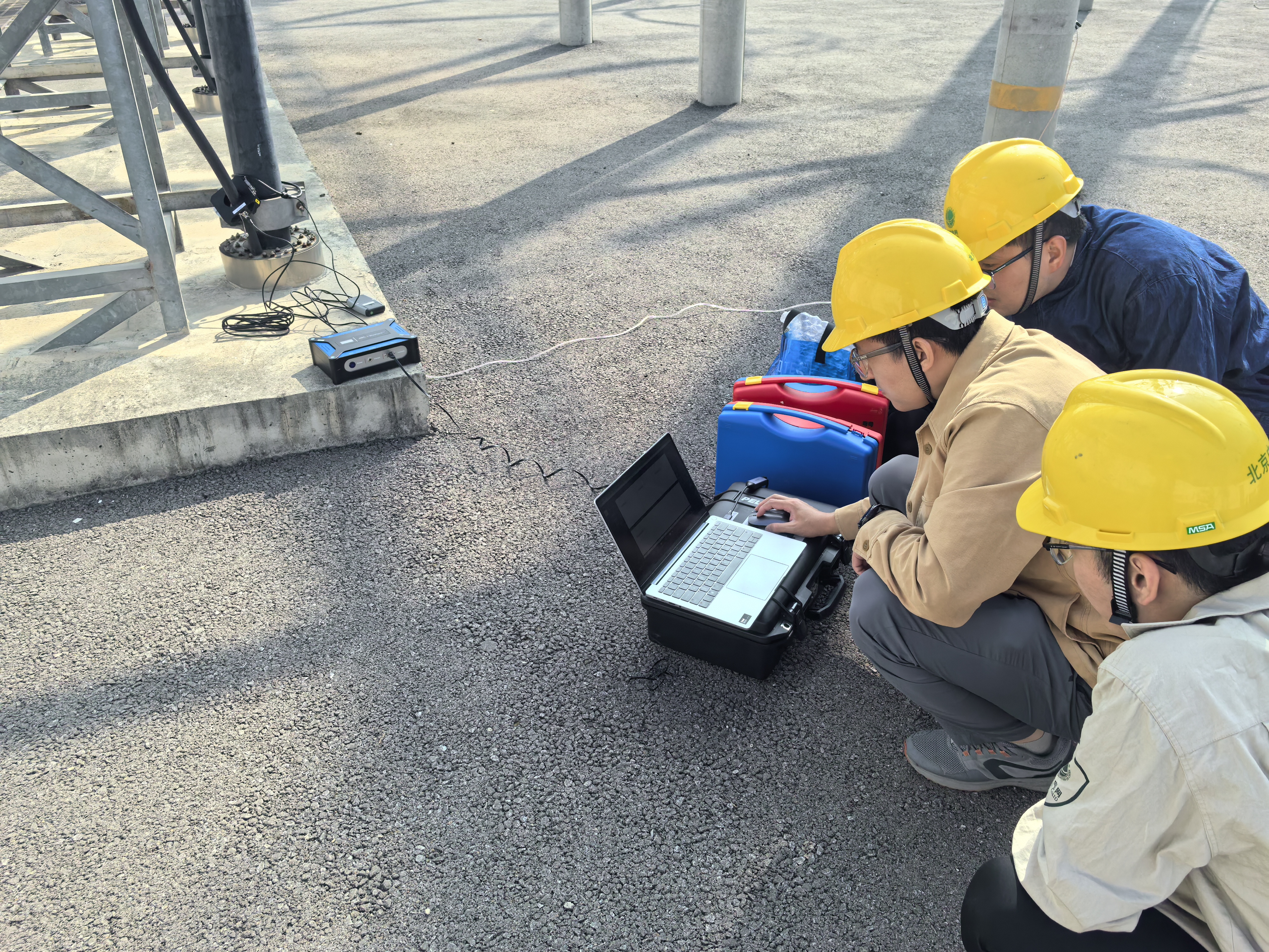 高頻電纜局放測(cè)試儀在變電站測(cè)試現(xiàn)場(chǎng) 高頻電纜局放測(cè)試儀在變電站測(cè)試現(xiàn)場(chǎng)